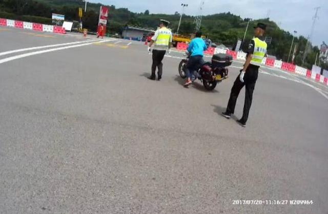 摩托车强行闯入高速 与执法队员“捉迷藏”