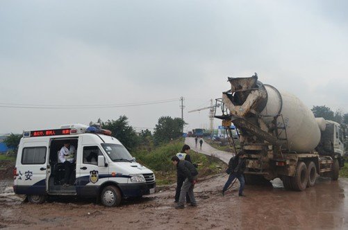 警车出警陷深陷泥沼 好心货车司机帮忙拖出泥