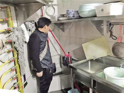 女子家衣柜后墙冒油 竟是隔壁火锅店惹的祸