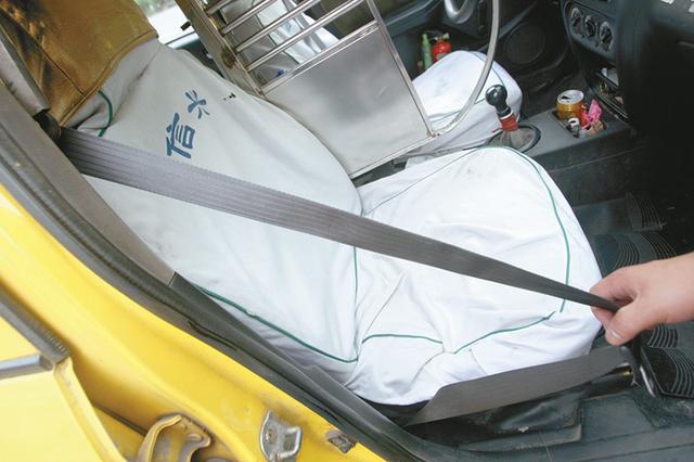 出租车副驾驶安全带好脏 系身上能留下印迹