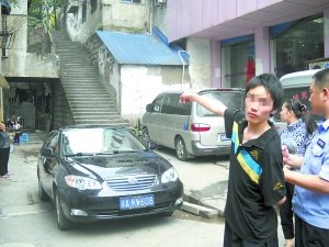 捂嘴搂抱殴打拖拉 90后潜伏红旗河沟抢单身女