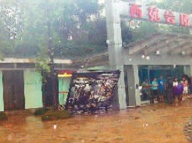 艳阳天突然下冰雹 露天车辆很受伤(图)