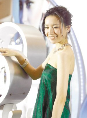 董洁现身重庆大受追捧 “新谋女郎不像我”