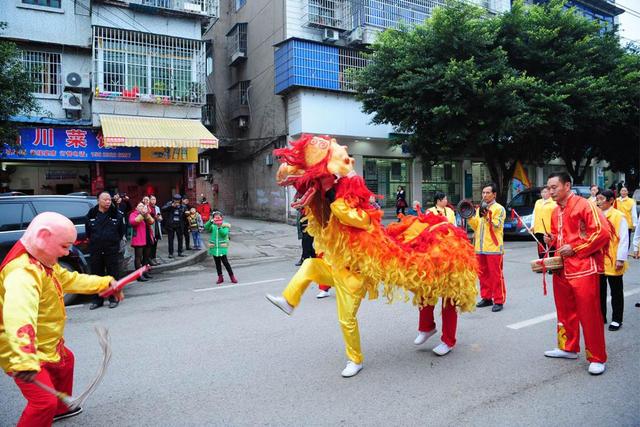 舞狮队游街祈福