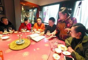参照手册,文明示范店中将诞生一批"惜福"点餐员,引导顾客按人点餐图片