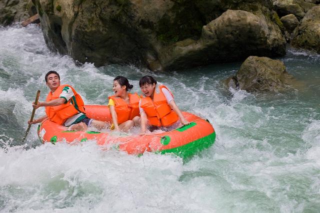 阿依河国际漂流大赛今日启幕 夏日漂流刺激又