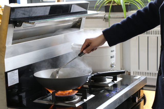 60名用户体验海尔集成灶 爆炒辣椒不被呛