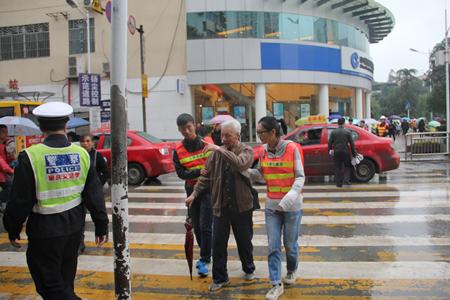 警方开展交通安全劝导服务