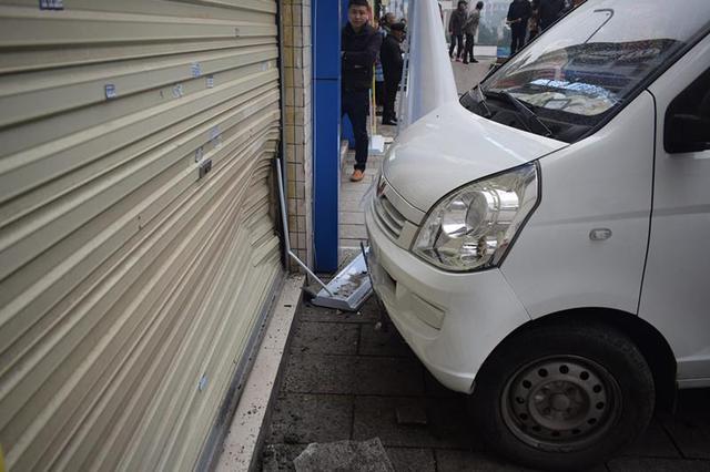 新手司机把油门当刹车 车辆撞破商户铁门