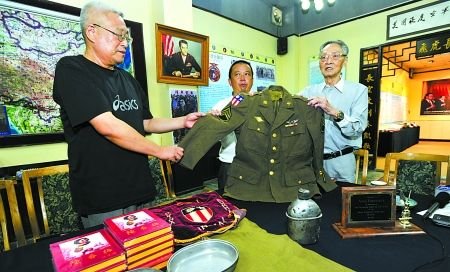陈纳德将军遗孀捐赠 二战时期飞虎队文物抵渝