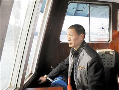 嘉陵江重庆主城段最后的过河船打算转型水上旅