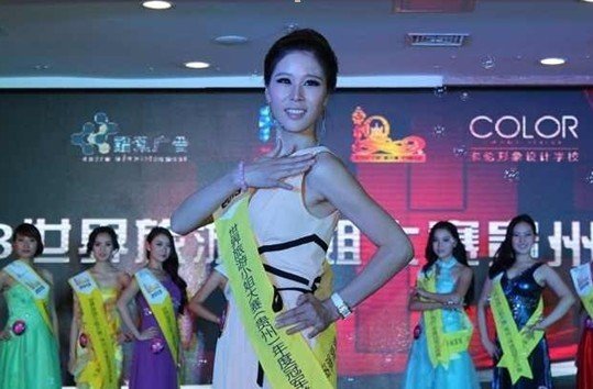 2013世界旅游小姐贵州区冠军李芳芳受邀访渝