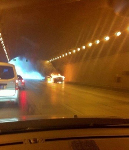 真武山隧道一轿车起火 司机及时逃生无伤亡