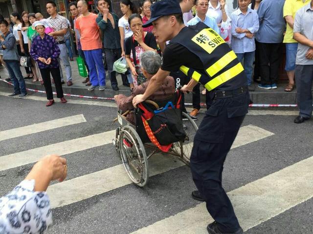 彭水特警助瘫痪老人安全通过“斑马线”