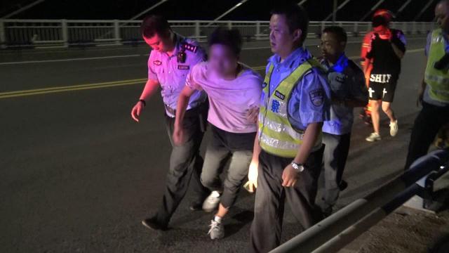 男子创业缺钱还与家人发生矛盾 大桥外沿借酒浇愁