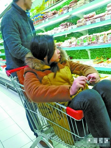 <em>女子</em>超市坐<em>购物</em>车男友推 网友:羞不羞?(图)_大
