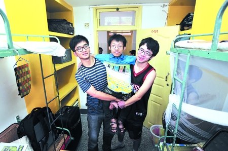 励志哥大学报到 的哥兑现承诺送其上学