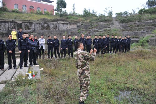 实弹射击训练 垫江监狱民警百米外击中把心