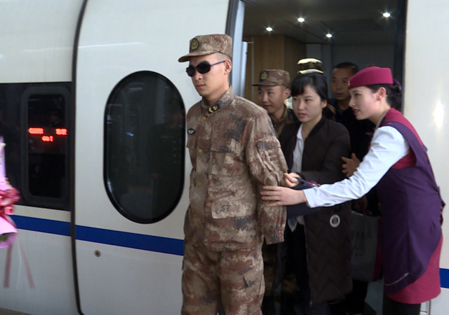 “扫雷”英雄杜富国抵达重庆 西南医院多学科专家将为其提供治疗方案