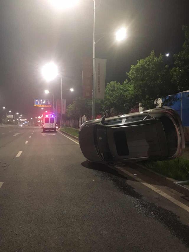 夫妻为生二胎激烈争论 车辆侧翻险酿大祸