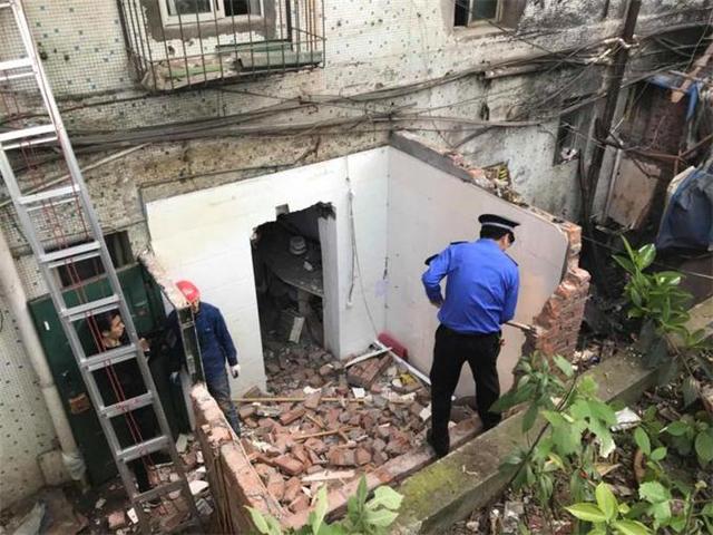 万州一栋小楼竟冒出800多平米的违章搭建 