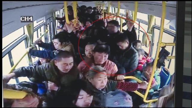 两个小偷公交车上扒窃 监控记录全过程_大渝网_腾讯网