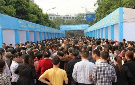 两江新区招聘会 3800余岗位助农转城人员就业