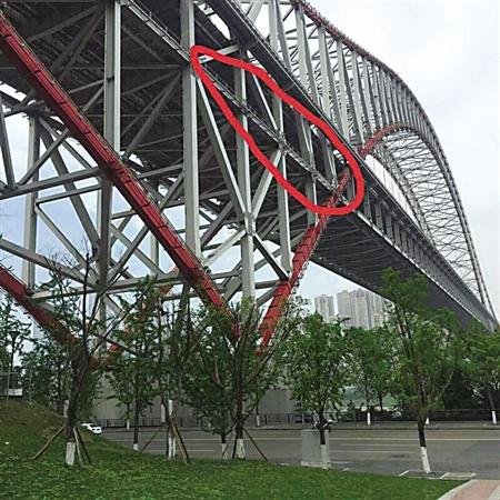 为鞋店拍摄宣传照 “模特”竟爬上大桥护栏玩自拍