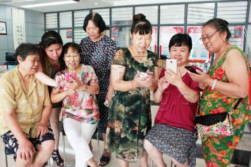 老嬢嬢较劲运动步数有的为争名次不坐公交车