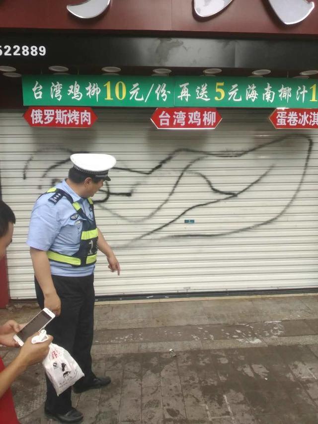 监控显示，一位重庆老人在凌晨三点干这样的事