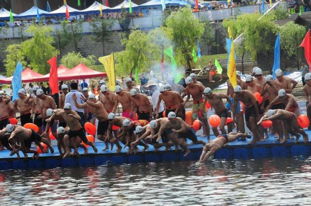 重庆市公开水域游泳比赛在石柱县太阳湖举行