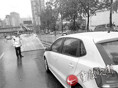 黄实线违停首日查处1274辆