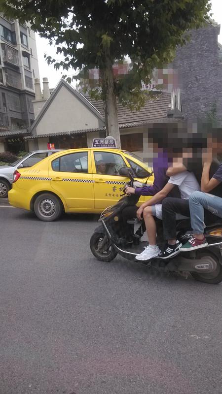 男子开小型摩托车满载4人 多项违章被罚