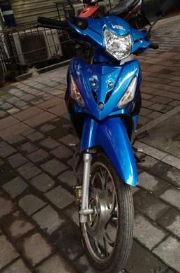 小伙骑摩托车炫技 准驾车型不符被记12分罚50