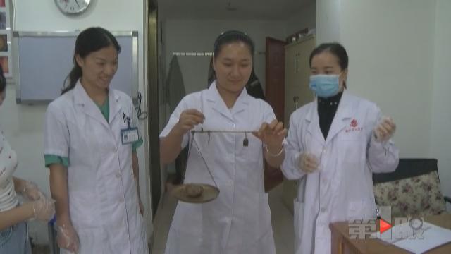 八旬大爷腹痛20年 肚里藏块“鹅卵石”