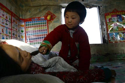 4岁女童照顾瘫痪在床父母 父请求把孩子送人
