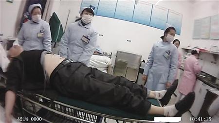 重庆一的哥独自躺在驾驶室 痛苦呻吟全身抽搐