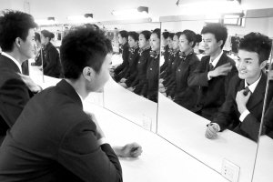 <em>空姐</em><em>空少</em><em>要求</em>高 手表只能戴经典款_大渝网