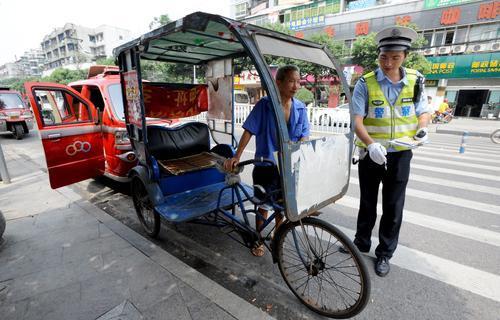 主城最后的人力客运三轮车:本月将开始退出市