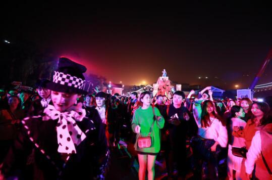 欢乐谷周末迎客数万人 造就重庆最大规模万圣派对 