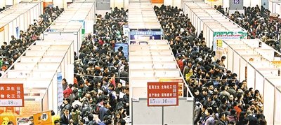 重庆春季招聘大会火爆 2万多岗位引来3万多人