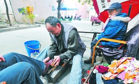 6旬擦鞋老汉背妻26年 践行爱的诺言(图)