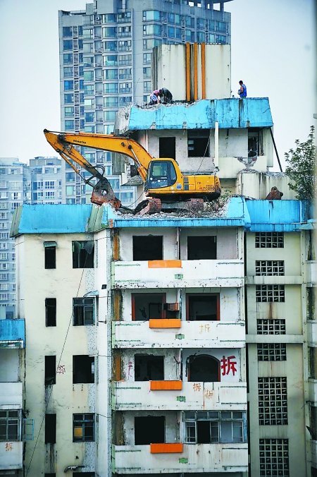 重庆“神一样的挖掘机”到楼顶搞拆迁(图)