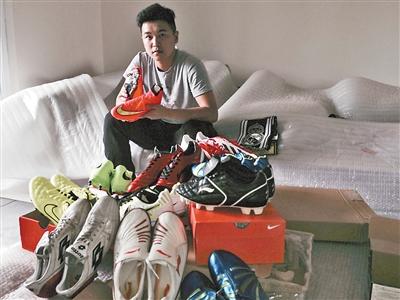 男子每年花上万元买球鞋 7年收藏30多双