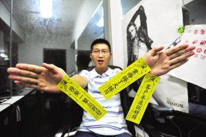 白领办公桌贴吉利贴逗乐减压 涨工资贴得最多