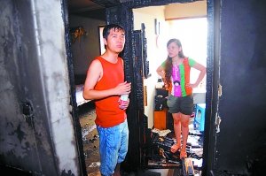 浓烟灌保安表情砸门未果自救情侣三招施救逃可爱图污qq卧室包连环图片
