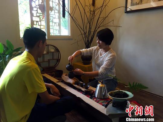 90后<em>女孩</em>弃10万年薪<em>学茶艺</em>(图)_大渝网_腾讯网