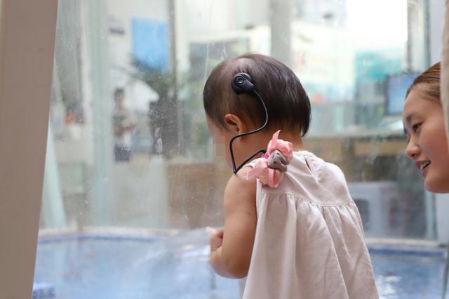 一岁女婴先天性极重度耳聋 植入人工耳蜗现在