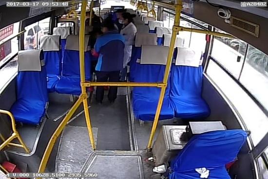 乘客突发疾病 公交车变身"救护车"开进医院