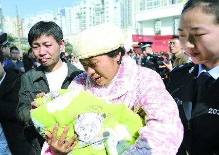 母亲抱着失而复得的孩子激动得热泪盈眶